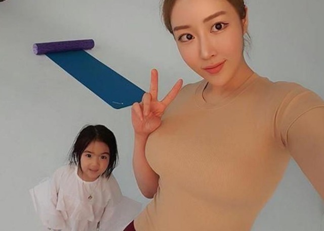 宝妈|95后辣妈晒娃,自己却火了,玲珑身材让人羡慕不已