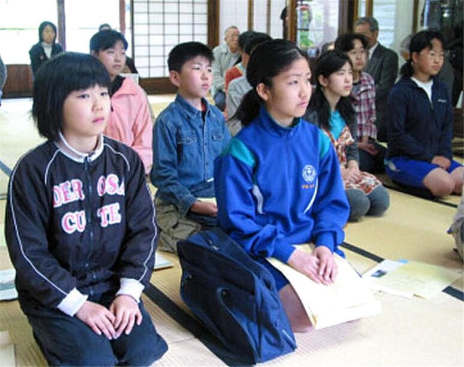 无缘|孩子爱用这3种坐姿,基本无缘“大长腿”,还影响气质,尽早纠正