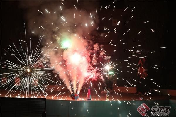 中年|爆竹声中一岁除，春城各地烟花迎春节