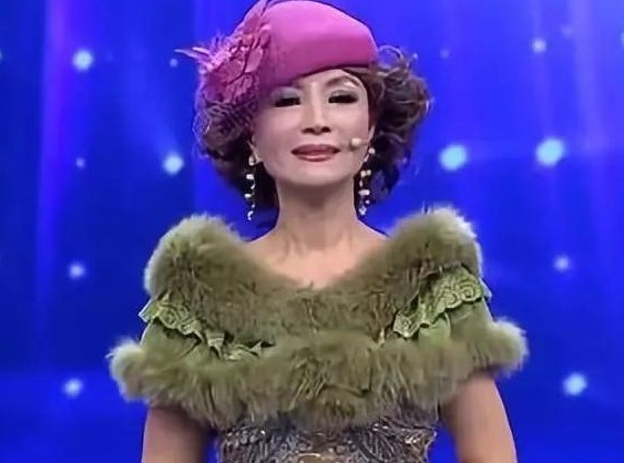 48岁"冻龄奶奶"火了,逛街被误以为学生,儿媳跟她出门压力大_易看资讯