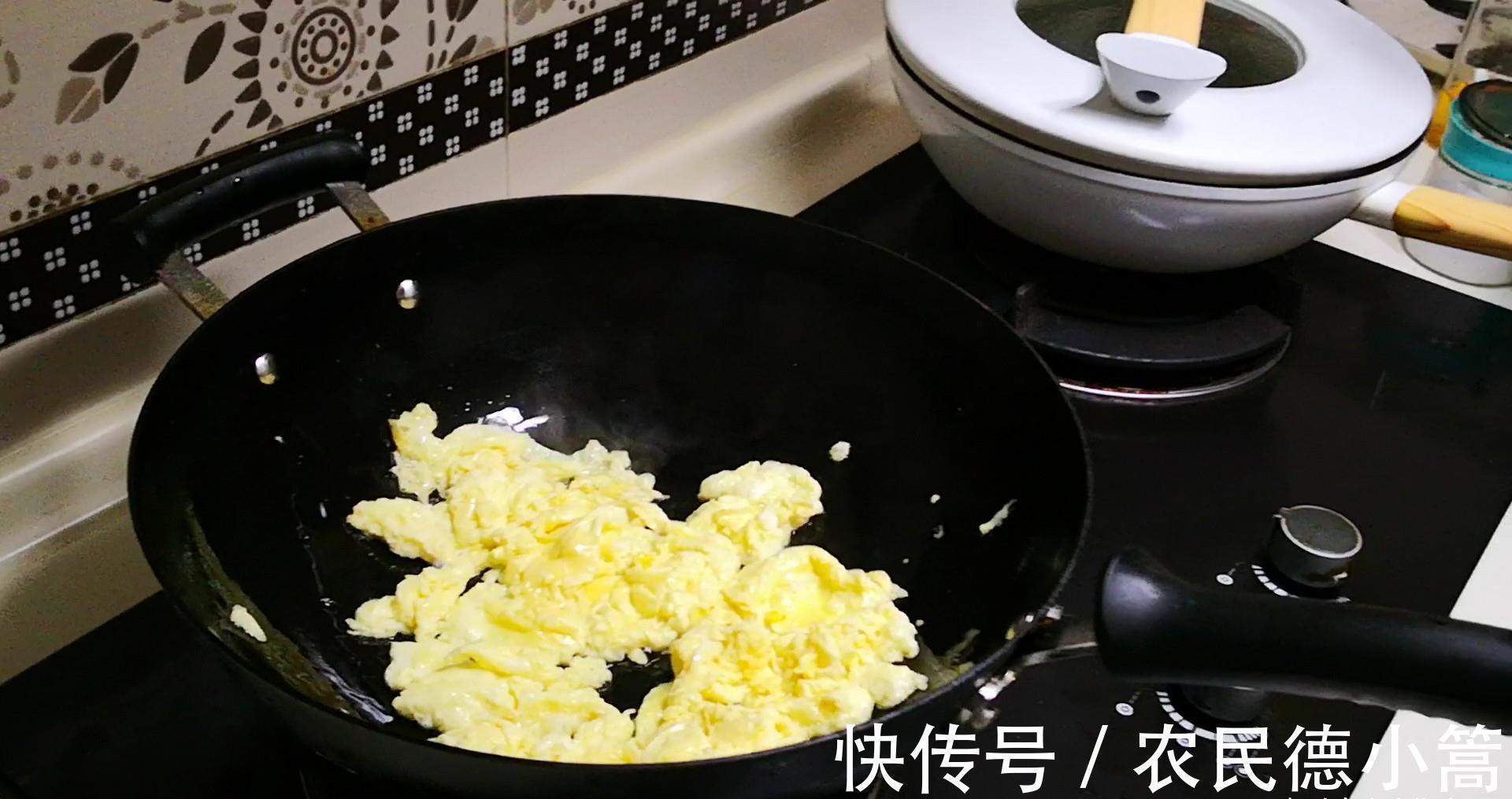 炒丝瓜时，最忌直接下锅炒，教你1招，丝瓜翠绿不发黑、还不出水