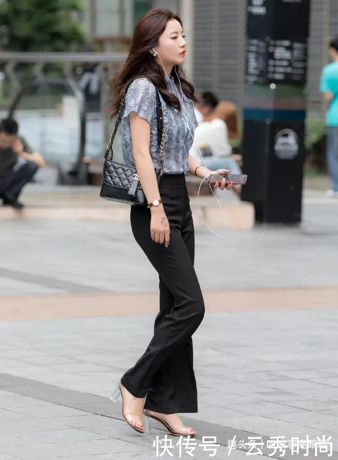 美女脚上踩着一双尖头的白色高跟鞋,清新又浪漫,有一种贵族气息