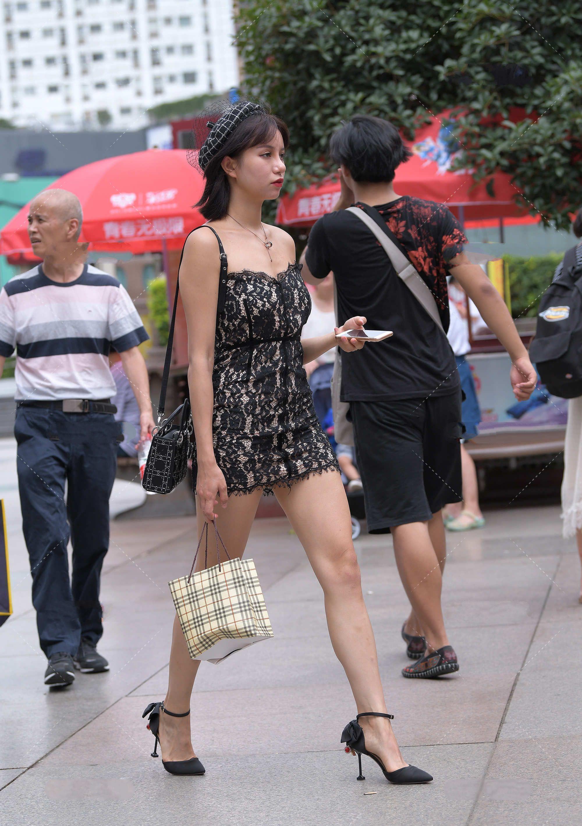 贝雷帽 黑色蕾丝修身裙,搭配格子贝雷帽,尽显年轻时尚感