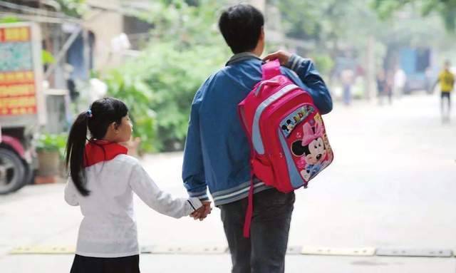 孩子|孩子上下学由谁来接送,反映了家庭不同状态第四种家庭最幸福