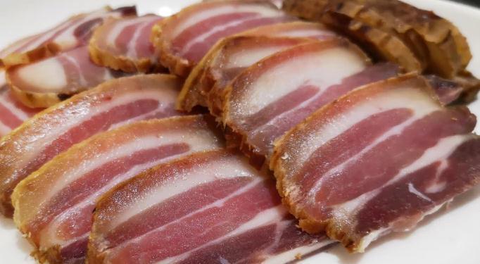 腌腊肉时,牢记这个加盐比例!腊肉做好金黄透亮,好吃不长霉!