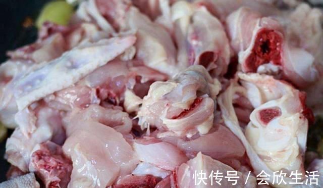 母鸡|炖鸡汤时,不要直接下锅炖,炖汤之前多加一步,鸡汤鲜味十足