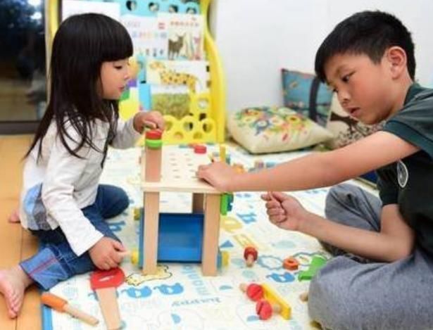 孩子们|幼儿园圣诞互换礼物,儿子用千元文具换回廉价纸人,宝妈:亏死