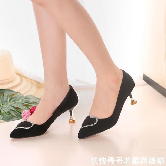 线条|穿一双时髦的细跟高跟鞋,拉长双腿线条,展现纤细玉足