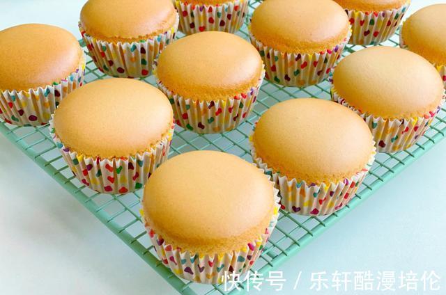 想吃杯子蛋糕不用买,在家轻松做出水光肌小蛋糕,不皱不裂又饱满