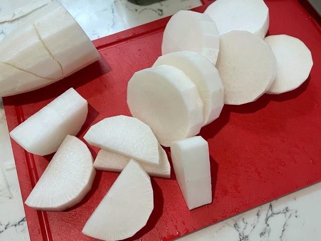 冬天多吃萝卜，自制酱汤萝卜，成本不到5元，鲜美滋补营养高