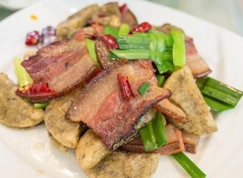 腌腊肉时,不要只会放盐,多加2种香料,腊肉更香,更易存放