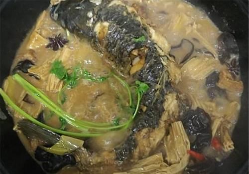 无论炖什么鱼，都不能放这2种调料，不然鱼腥味更重！