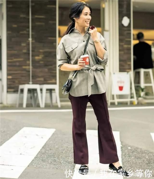 别小瞧了中年妈妈!你看看她们的打扮,优雅又时髦,一点也不服老
