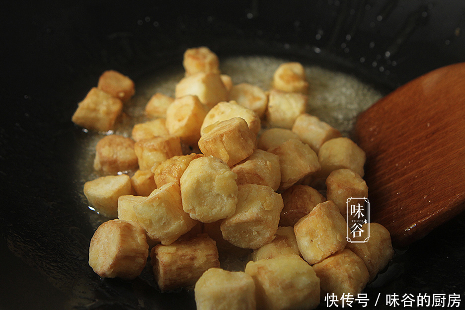 冬天，我家山药喜欢这样吃，外酥里嫩越嚼越香，孩子馋得流口水