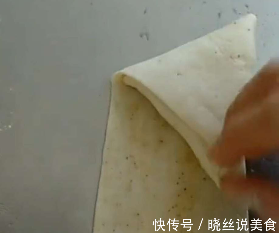 一碗面粉做出的千层饼,外酥里软,越吃越香