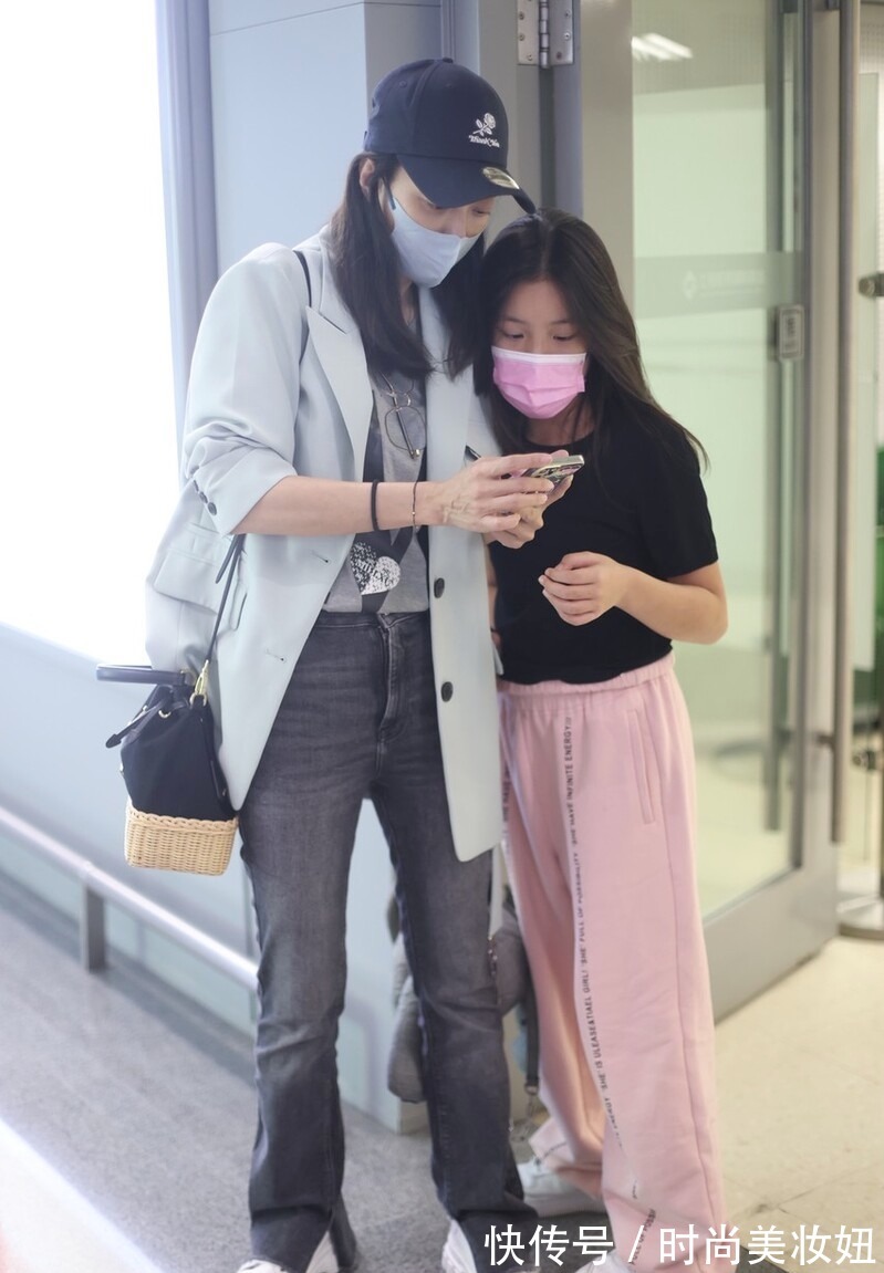 霍汶希|霍汶希真不像“经纪人”,穿西装配牛仔裤气质出众,不出道可惜了