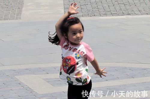 宝妈|6岁女孩自学舞蹈,当做到这个动作时,宝妈红着脸制止了孩子