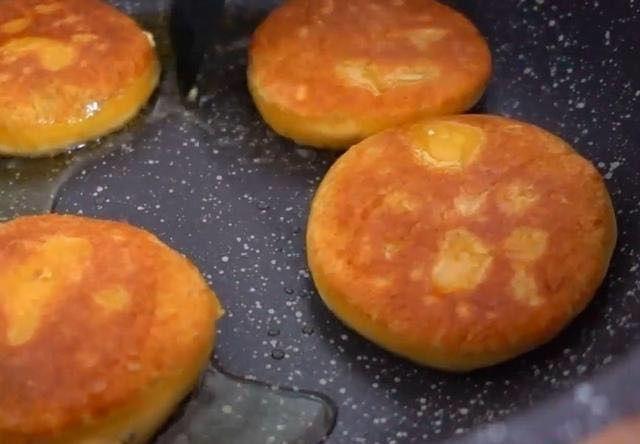 早餐煎饼,不需要揉面,出锅就被抢光,做法超级简单