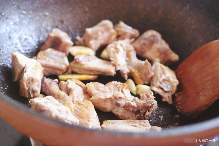 炖排骨,切忌不要直接焯水,否则又柴又腥不好吃,正确做法是这样