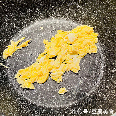 这道快手主食??酱油炒饭藏着小惊喜，瞬间征服你