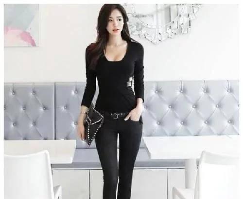 紧身牛仔裤小姐姐,身材饱满线条紧致,散发成熟女人味