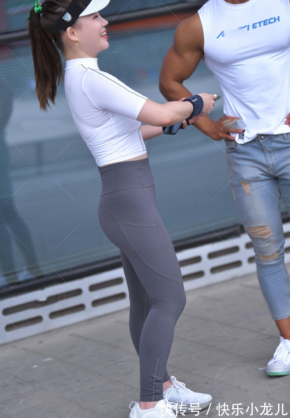 灰白色|小姐姐整体是灰白色穿搭,白色运动上衣加上打底裤,看上去可爱美丽
