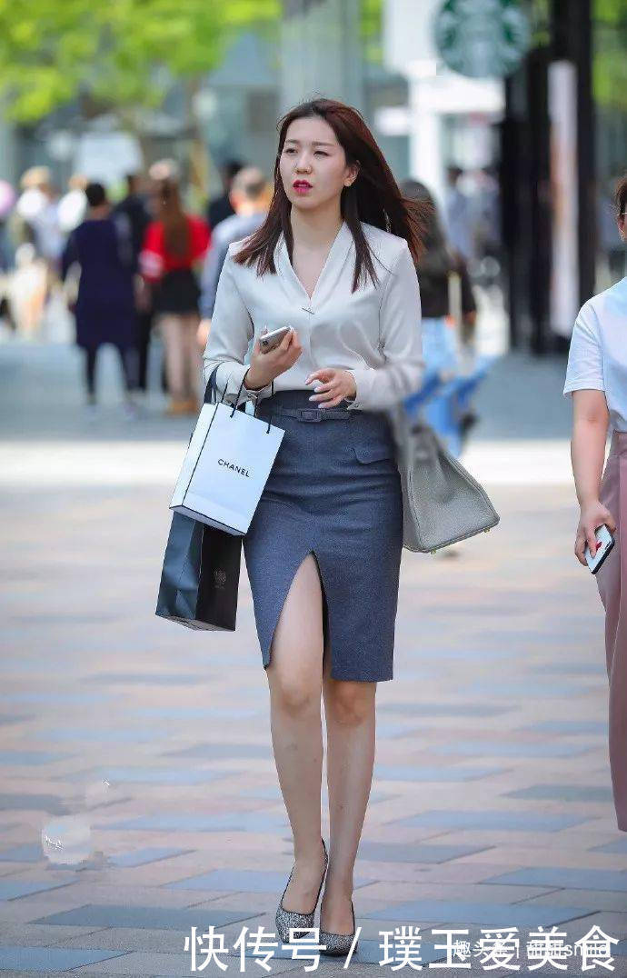 美女一双高跟凉鞋穿搭在脚上,让她带着一种清新的时尚与魅力