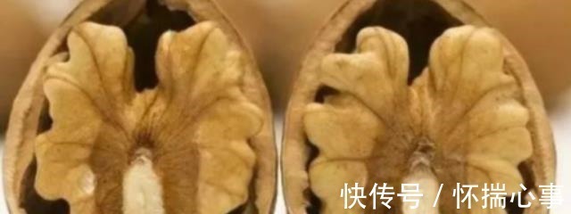 原来核桃上有个“小机关”,找到之后,轻轻一拧就剥开,太厉害了!