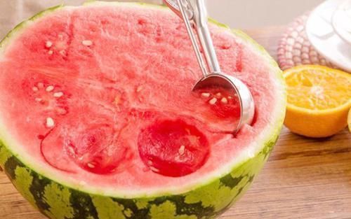 愣住|看看各国吃西瓜的方式,忍了中国,忍了韩国,看到印度的愣住了