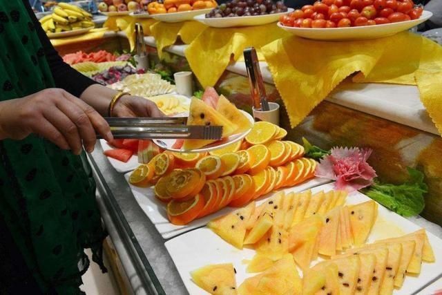 吃自助餐的时候,聪明人不拿这4种餐品,餐厅老板下次不要来了