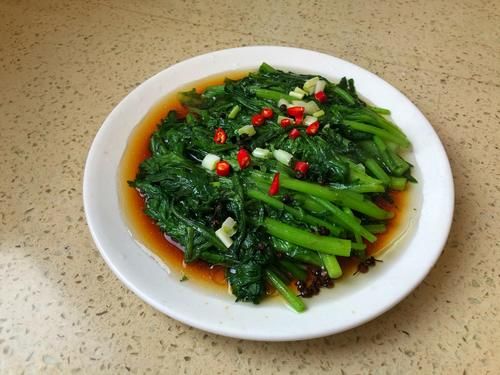 爸爸|爸爸拿手的茼蒿做法,5分钟做1盘,脆嫩清甜,家人抢着吃