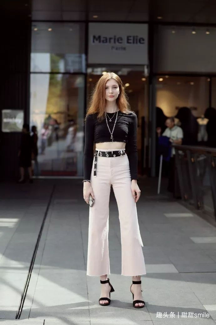 美女脚上搭配一双黑色小高跟鞋,和蕾丝黑色连衣裙结合十分有魅力