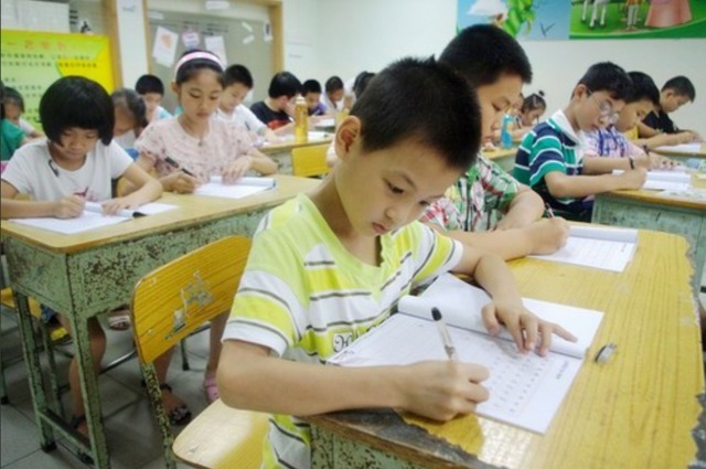 小学生|“倒数第一”试卷走红,老师批改忍不住偷笑:你家关系太复杂了