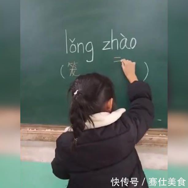 小女孩儿|小女孩因写拼音词组走红，网友这个字写的，前无古人后无来者