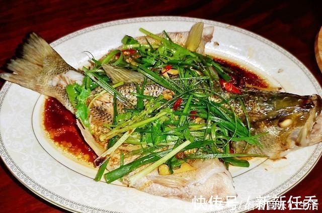 蒸鲈鱼时,不要抹盐和料酒,教你正确做法,鱼肉鲜嫩无腥味