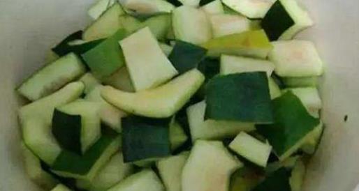 养花|夏天就要吃西瓜,可吃剩的西瓜皮不要扔,用来养花有奇效!