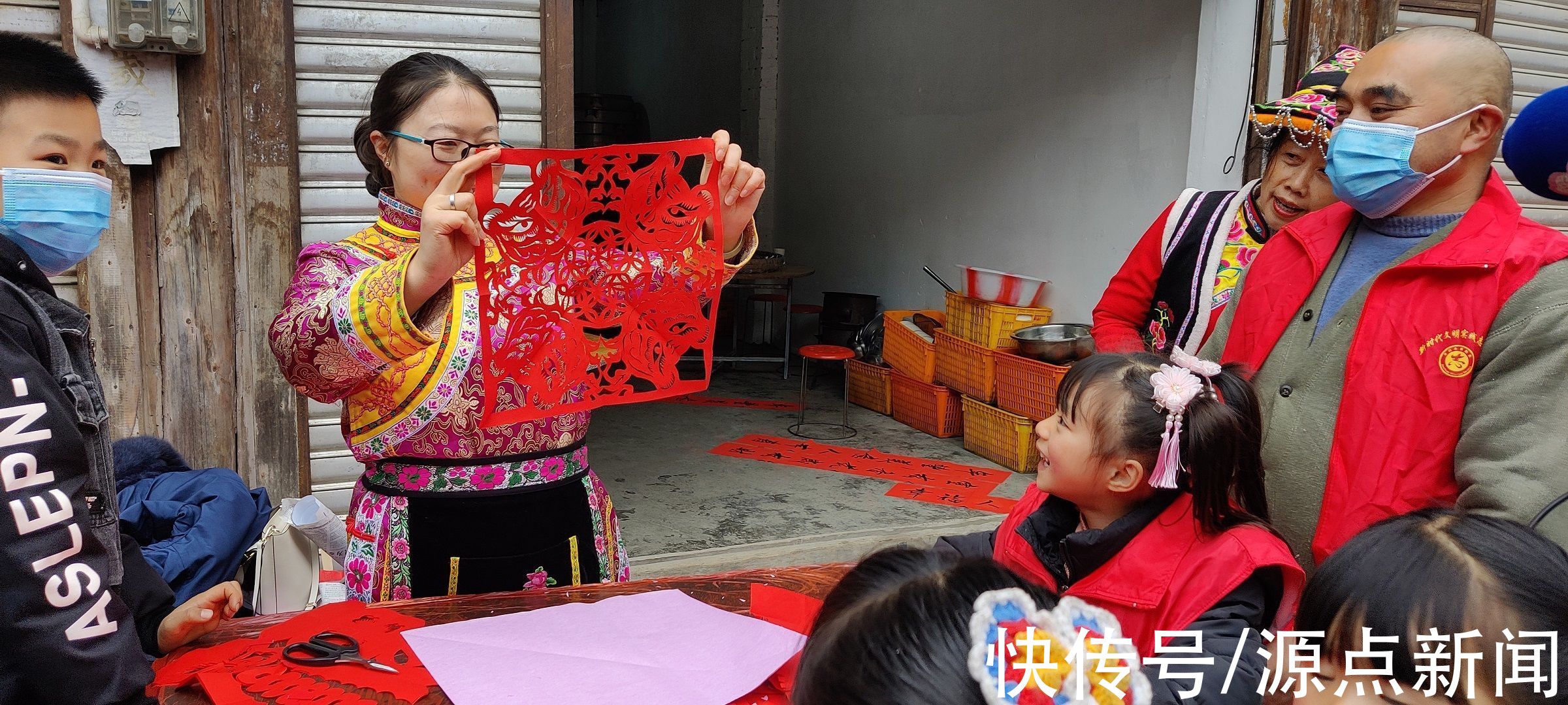 包饺子|四川北川：藏羌汉同胞齐聚一堂 包饺子剪金虎欢乐过“小年”