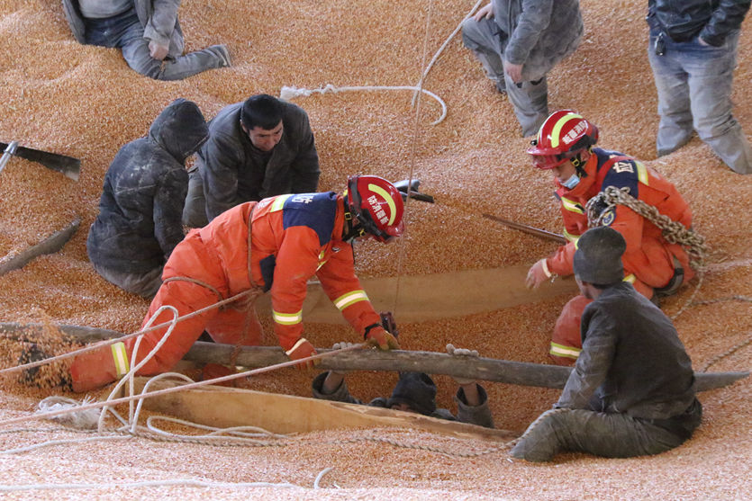 新疆|新疆特克斯：员工掉进20米高粮库被埋压 消防员紧急营救