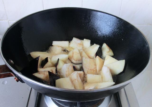 地三鲜，用长茄子还是用圆茄子区别很大，这样做不油腻，超下饭