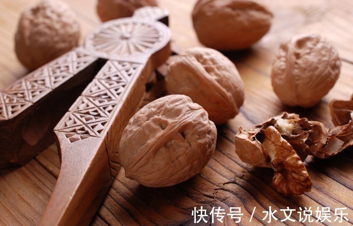 长寿药|核桃早上吃还是晚上吃好医生吃对长寿药,吃错催命鬼