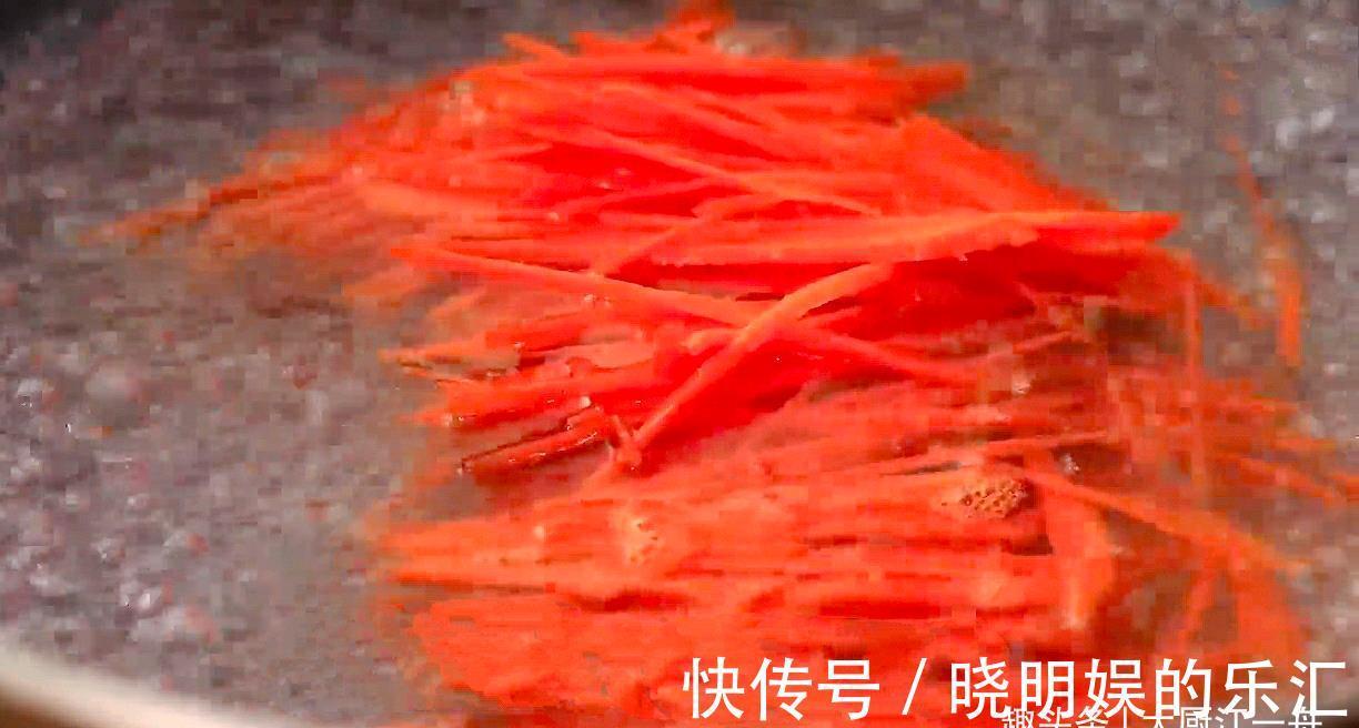 鸡蛋饼|洋葱又出新吃法啦,好看好吃又解馋,炎热的夏季吃正合适