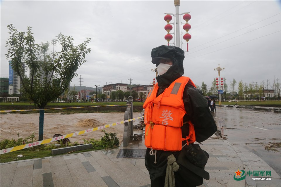 山体滑坡|强降雨来袭陕西安康多地受灾 武警官兵紧急驰援