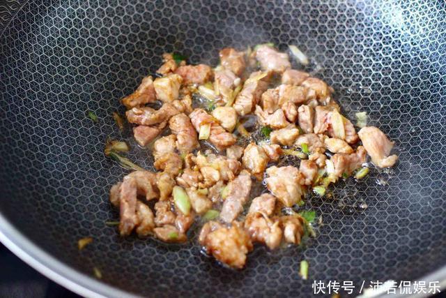 打卤面|天越热越要吃热面,黄瓜肉丁打卤面,越吃越爽,吃完一身爽