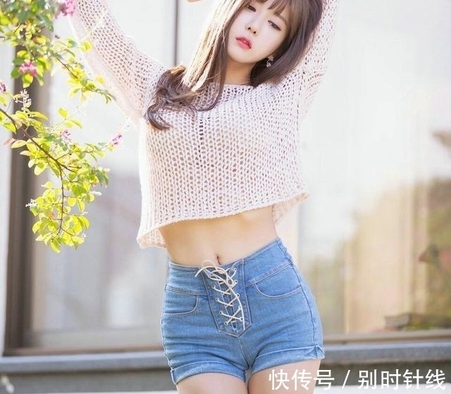 版型 优雅的美女搭配紧身牛仔裤,展现出成熟的韵味!