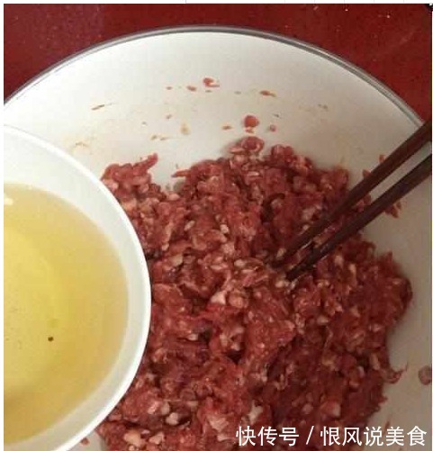 拌饺子馅时应该放生油还是熟油多数人放错，难怪饺子油腻又难吃