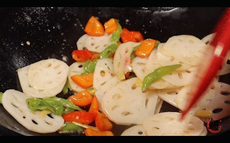 炒莲藕时，最忌直接下锅，大厨教你一招，莲藕脆爽可口不发黑