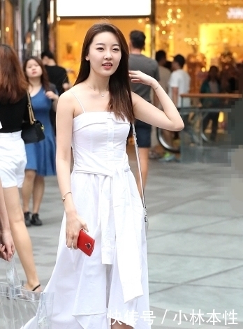 美女|凹凸紧致的连衣裙美女,天生丽质,给人眼前一亮的感觉!