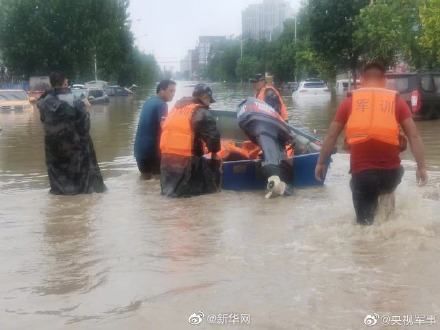 救援|官兵乘船救援被困老人