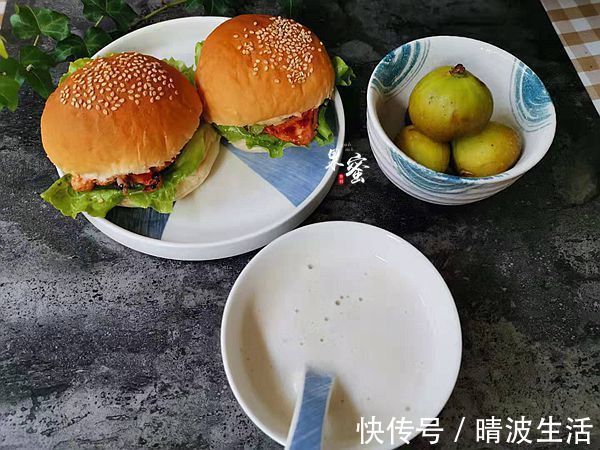 一家三口的假日早餐，15分钟备好上桌了，简单味美，孩子也喜欢