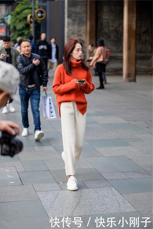 时尚街拍,对于气质搭配来说,裙装肯定占了很大部分位置